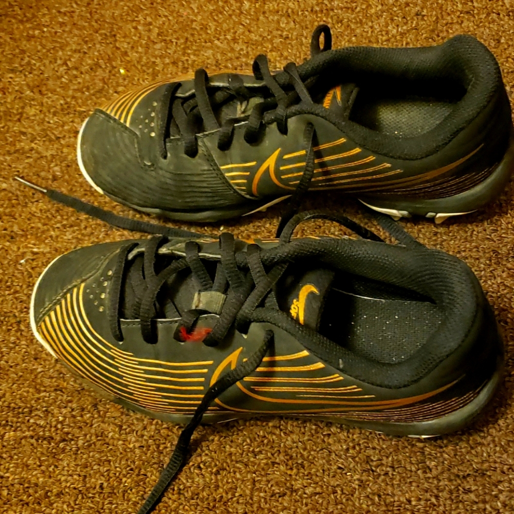 NIKE Boys baseball cleets